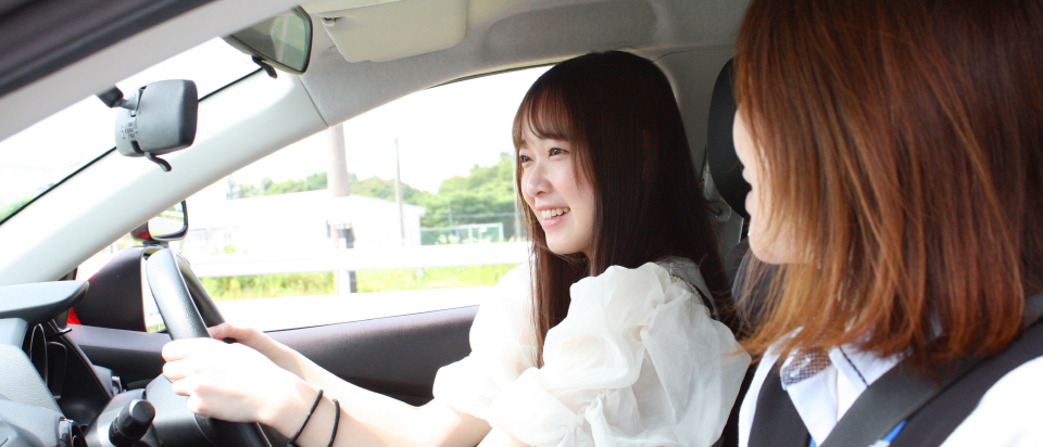 普通車のページへ 巻き込み確認で振り向く女性