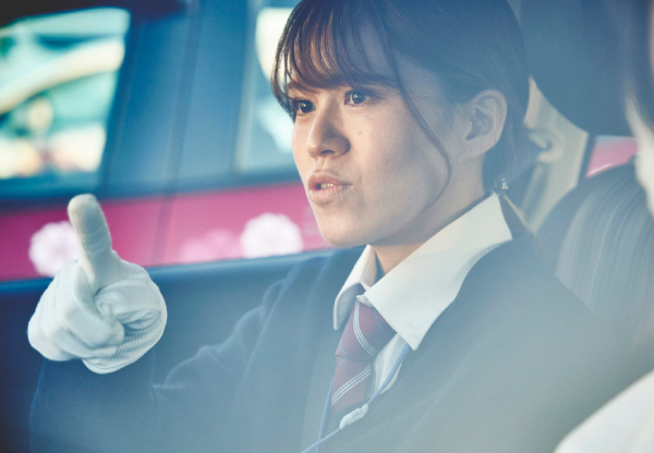 教習生を見つめる女性の表情