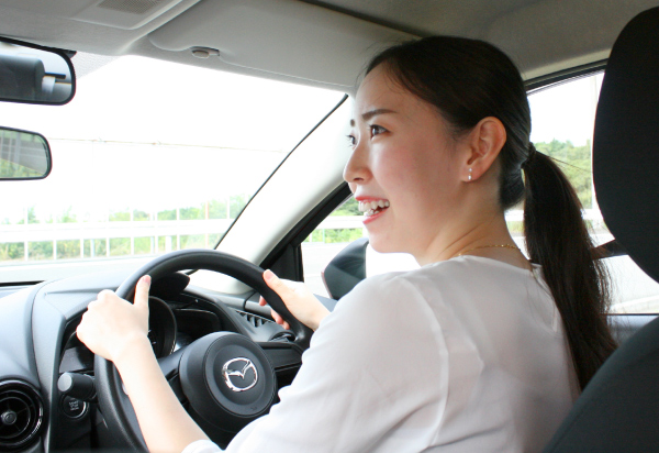 ブランクがあって最近運転できていない人へ 指導員に質問する女性の横顔