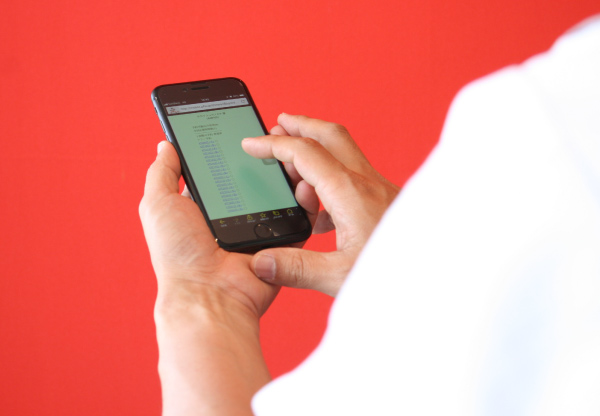 スマホを操作する手元