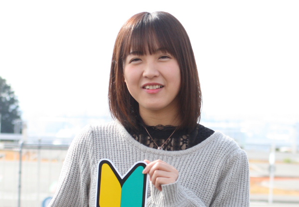 初心者マークを持った初心運転者 初心者マークを持った女性