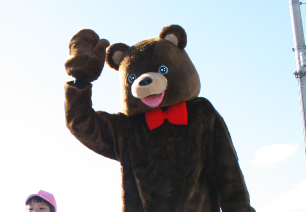 交通マナーを身につけましょう 横断歩道で手を挙げて渡るクマ