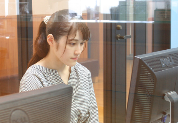 効果測定にチャレンジする女性の表情