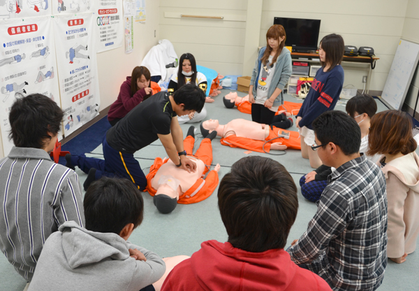 高齢者講習などの講習 応急救護処置のレクチャー風景
